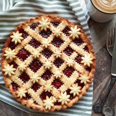 Crostata con Frolla alle Mandorle e Confettura di Lamponi